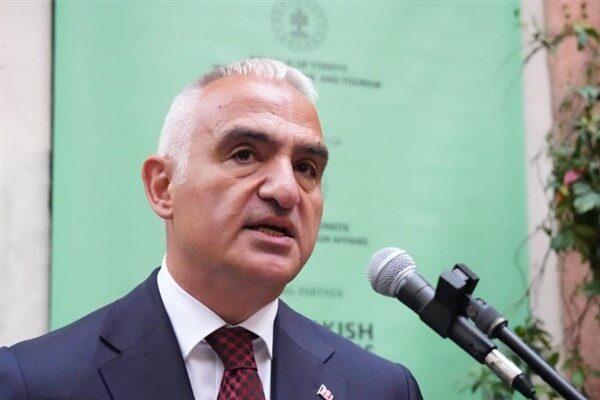 Bakan Ersoy, öğrencilerin başarılarıyla gurur duyduğunu belirterek, tatillerini sağlık, neşe
