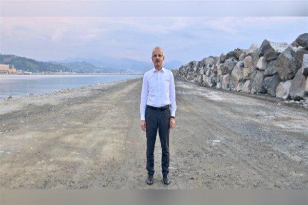 Bakan Uraloğlu, İran dışındaki ülkelerde hava sahalarının yeniden uçuşa açıldığını
