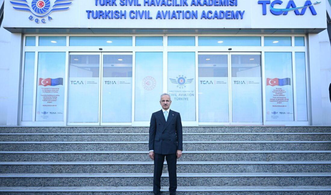 Ulaştırma ve Altyapı Bakanı Uraloğlu, İstanbul'da düzenlenen Küresel Ulaştırma Koridorları