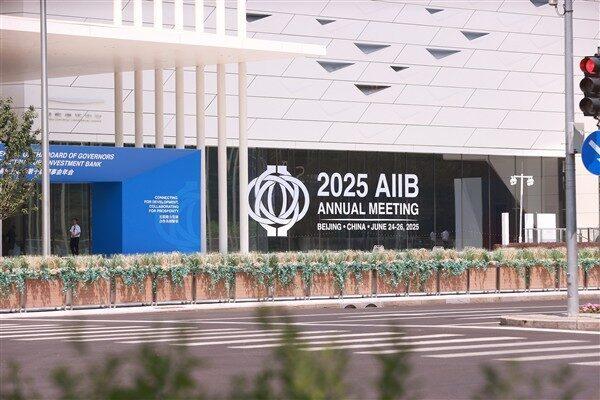 Çin Başbakanı Li Qiang, Asya Altyapı Yatırım Bankası’nın (AIIB) çok