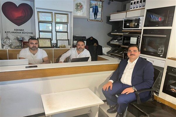 Başkan Canpolat, mahalledeki esnafı ziyaret ederek taleplerini dinledi ve vatandaşlarla