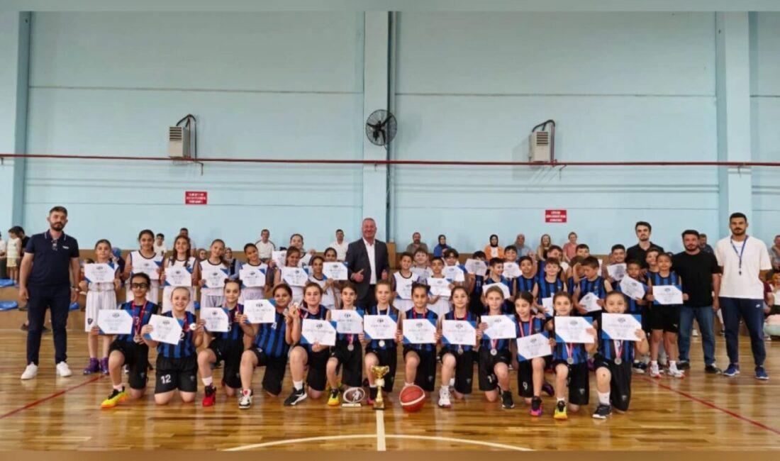 Karacabey Belediye Başkanı Fatih Karabatı, belediyeye ait spor tesislerinde bir