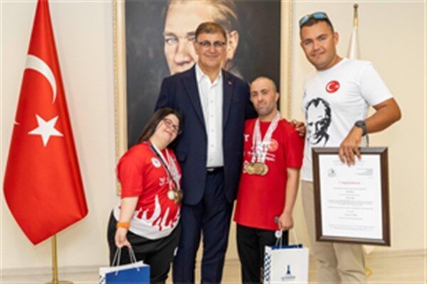 Görüşmede İzmir Büyükşehir Belediyesi Spor Kulübü’nün Manş Denizi’ni geçen otizmli