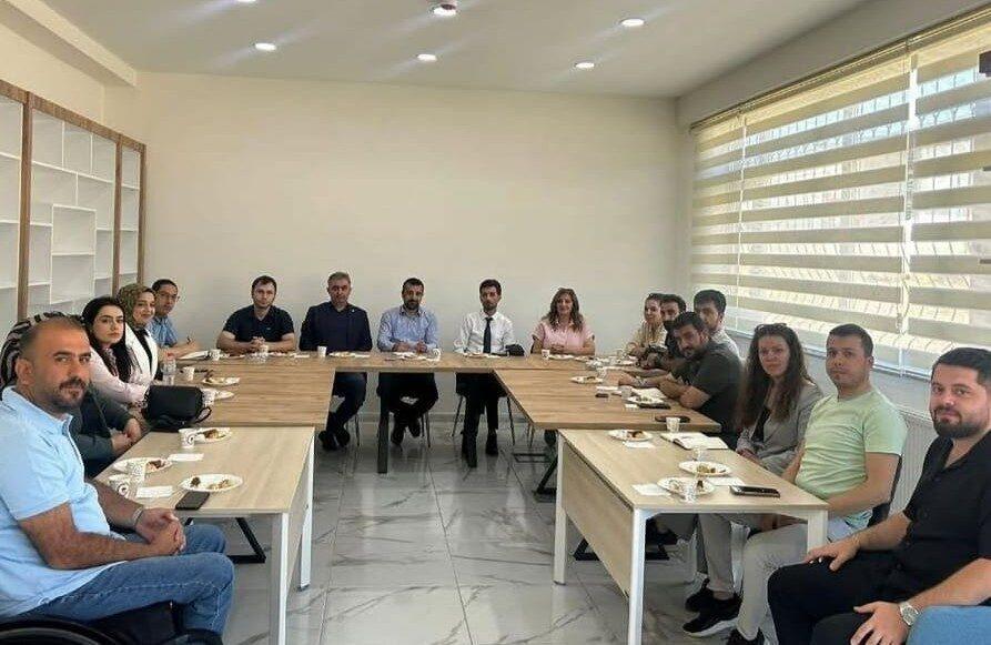 Baroyu temsilen toplantıya, Kadın Hakları Merkezi Koordinatörü Av. Cennet Durmuş