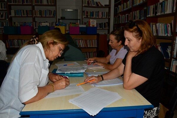 Bodrum Belediyesi Akçaalan Halk Kütüphanesi’nde sınıf öğretmeni Gülşah Sobcalı tarafından