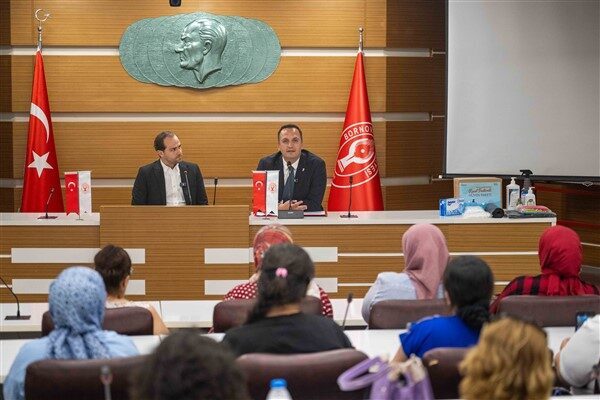 Nevzat Kavalar Kültür Merkezi’nde gerçekleştirilen törende protokolü Bornova Belediye Başkanı