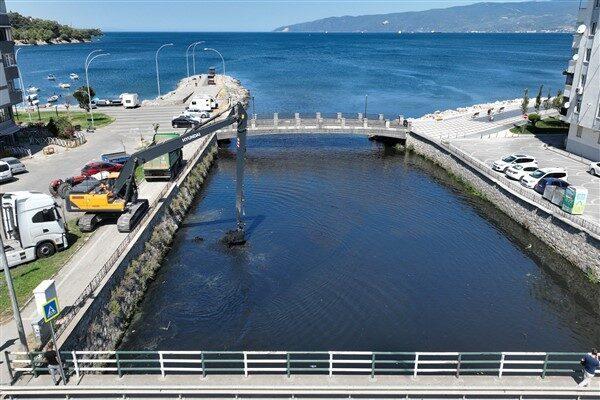 Gemlik ilçesindeki Karsak Deresi’nde kapsamlı dere temizliğine başlayan ekipler, 2