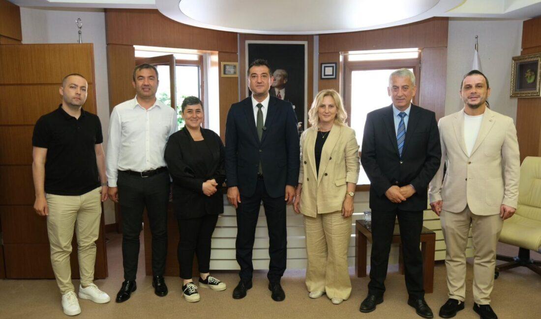 Geleneksel hale getirilen bayramlaşma töreni Belediye Başkanı Fuat Köse’nin makamında