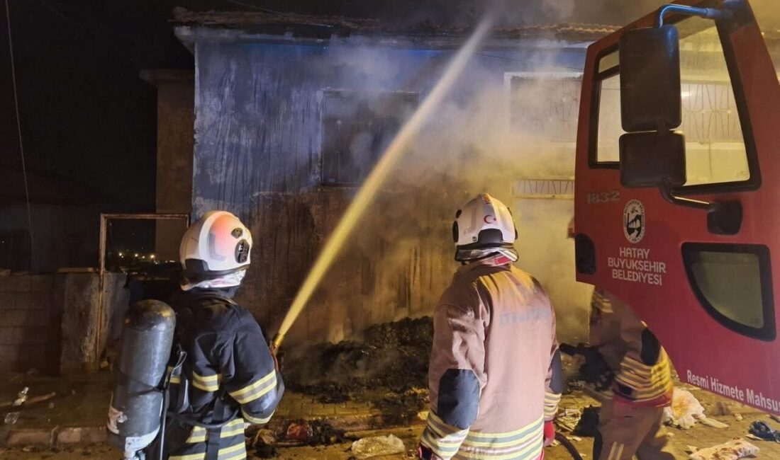 Hatay’ın Kırıkhan ilçesi 408 Evler Mahallesi’nde bir meskende yangın çıktı.