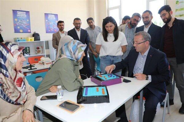 Ziyaret kapsamında kursiyerlerle bir araya gelen Vali Polat, eğitimin içeriği