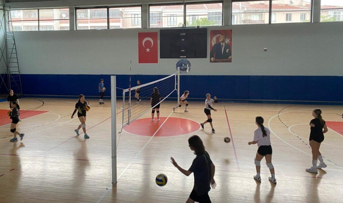 Keşan Belediyesi Atatürk Kapalı Spor Salonu’nda uzman eğitmenler eşliğinde devam