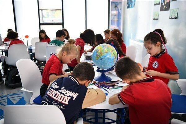 Katılımcılar bilim atölyeleri, deneyler, kodlama ve robotik, doğa ve çevre