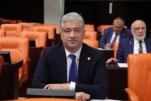 Sadece hikaye anlatılarak ülkenin yönetildiğini belirten Kısacık, "Ama hikaye anlatarak