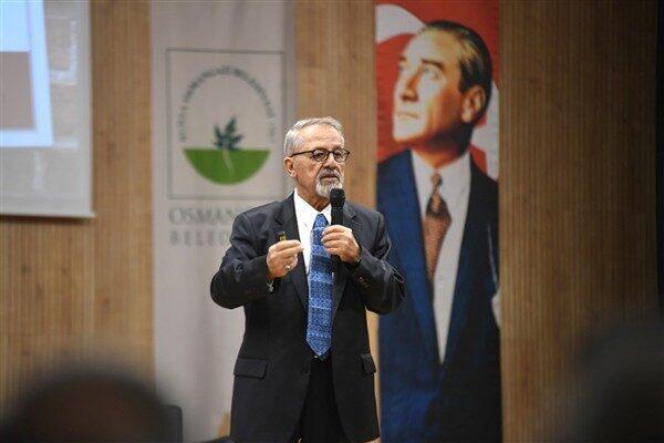 Yer bilimci Prof. Dr. Naci Görür, Sivas'ın Örenlice-Ulaş meykisinde meydana gelen 4,0
