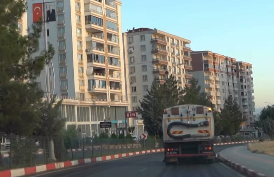 Belediye ekipleri, Cuma gününün ilk ışıklarıyla birlikte kentin farklı noktalarında