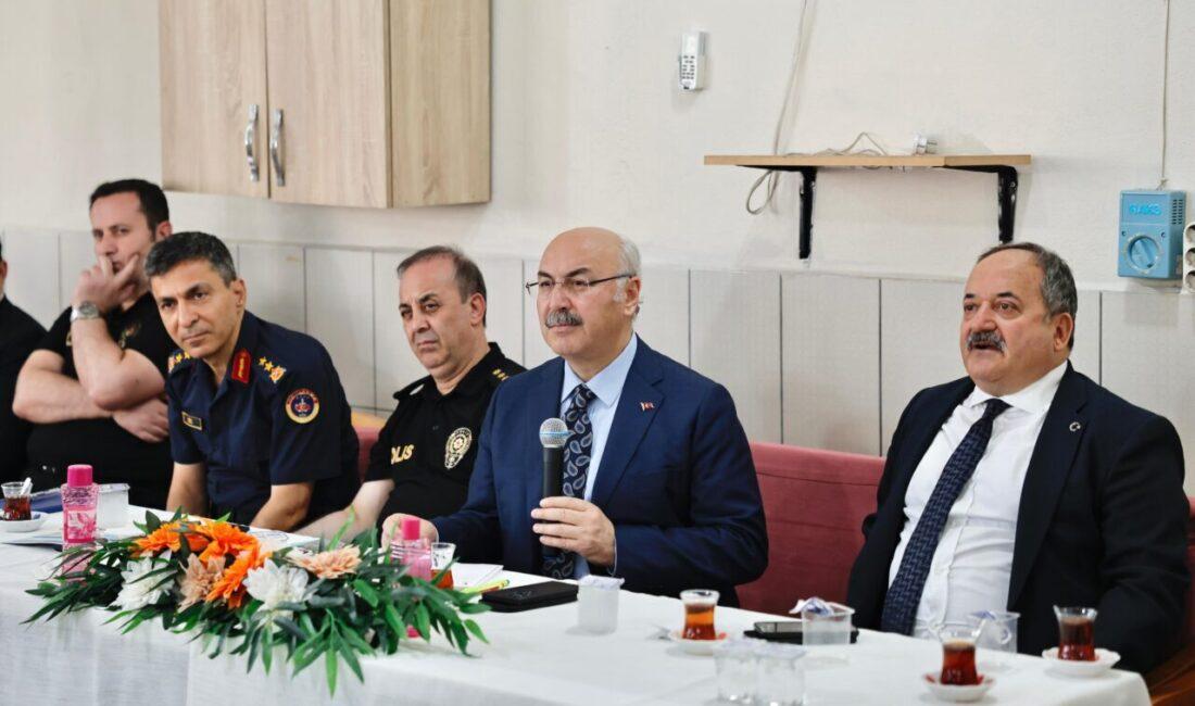 Seyhan’a gerçekleştirdiği ziyarette İsmetpaşa Mahallesi’nde bulunan Mü’minler Camii’ndeki Cuma namazının