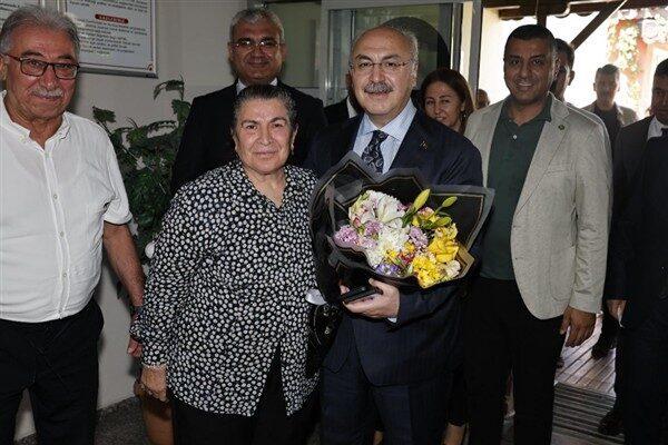 Adana Valisi Köşger, ilk olarak bayram sabahında vatandaşlarla birlikte bayram