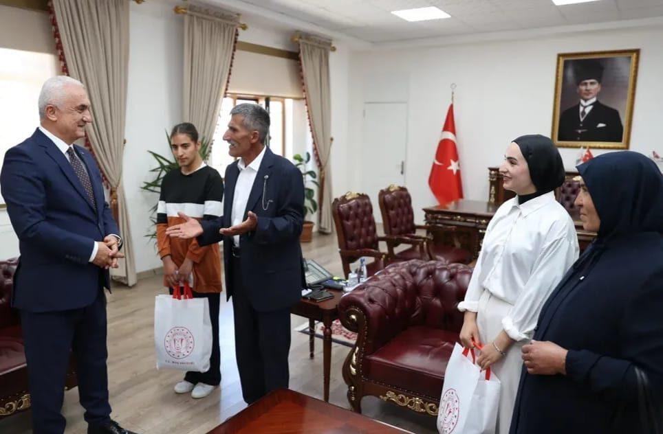 Muş Valiliği’nin açıklamasına göre, geçtiğimiz günlerde YKS sınavına giren kızı