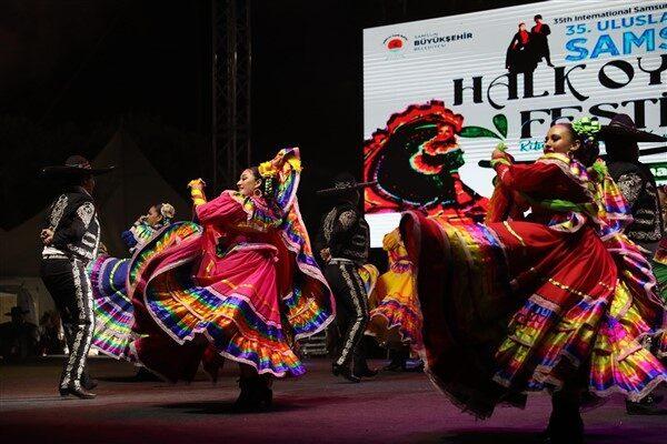 13 ülkeden gelen halk dansları topluluklarının katılımıyla gerçekleştirilen festival, Onur