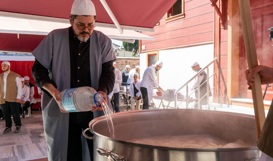Muharrem ayında Kerbela şehitleri için kaynatılan aşure, dualar eşliğinde 10