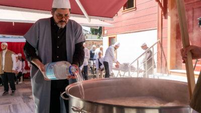 Muharrem ayında Kerbela şehitleri için kaynatılan aşure, dualar eşliğinde 10