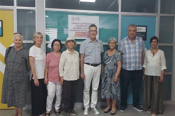 Atatürkçü Düşünce Derneği (ADD) Genel Başkan Yardımcısı Gürhan Akdoğan, beraberindeki