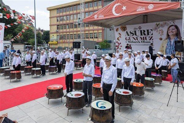 Belediyenin gerçekleştirdiği etkinlik, Zafer Meydanı’nda düzenlenen aşure ikramıyla sona erdi.