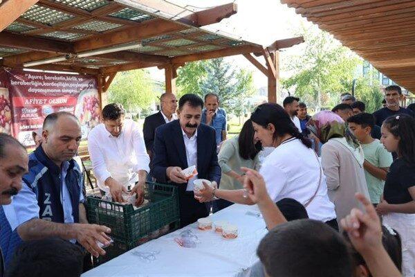 "Aşure Geleneğimizle Birlikteyiz" temasıyla gerçekleştirilen etkinlikte vatandaşlarla bir araya gelindi.