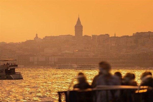Yapılan açıklamaya göre sıcaklıkların bugün öğle saatlerinde 39°C civarında seyretmesi,