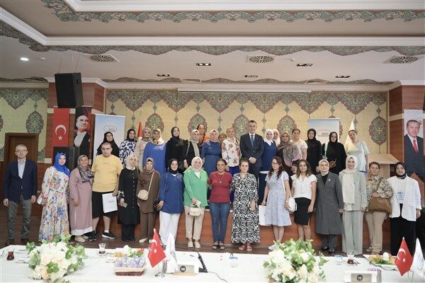 Esenyurt Belediye Başkan Vekili Can Aksoy, özel gereksinimli bireylerin anneleriyle