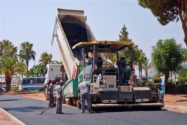 10 metre uzunluğunda 240 ton asfaltın kullanıldığı yol, serim işleminin