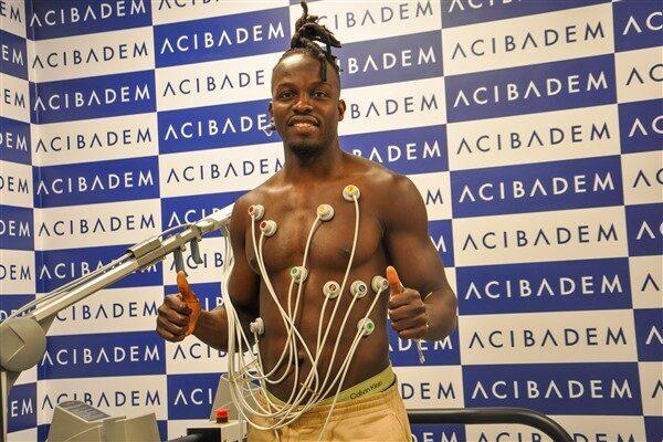 Çaykur Rizespor ile yeniden anlaşmaya varan deneyimli futbolcu Ali Sowe,