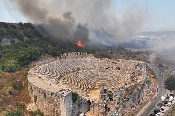 Antalya’da dört ayrı ilçede çıkan orman yangınlarına müdahaleler devam ediyor.