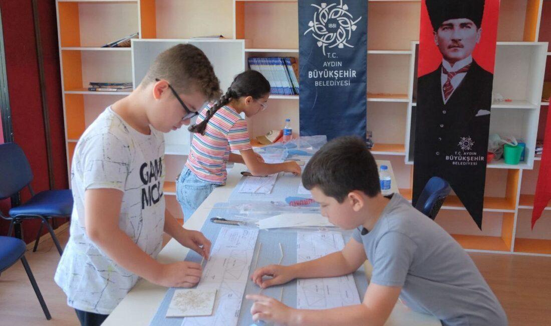 Uzman eğitmenler eşliğinde yürütülen model uçak yapımı derslerinde çocuklar hem