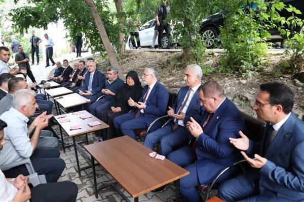 Tandoğan köyünde gerçekleşen ziyarette, şehidin ailesine taziye dileklerini ileten Bakan