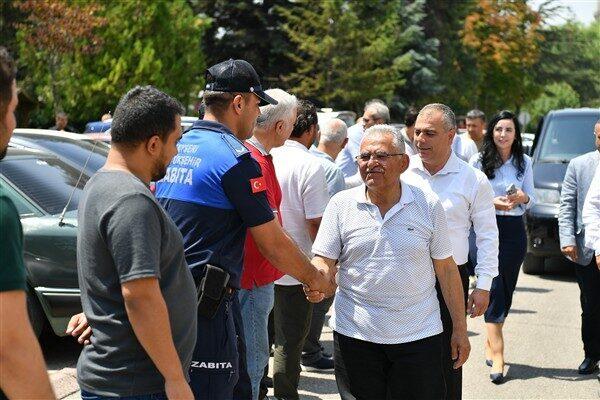 Kayseri Büyükşehir Belediyesi Ek Hizmet Binası’nda personel ile yemekte bir