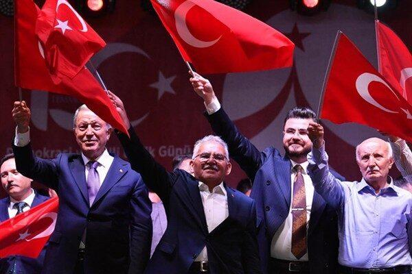 Kayseri Büyükşehir Belediye Başkanı Büyükkılıç, ilk olarak Kartal Şehitliği’nden Cumhuriyet Meydanı’na