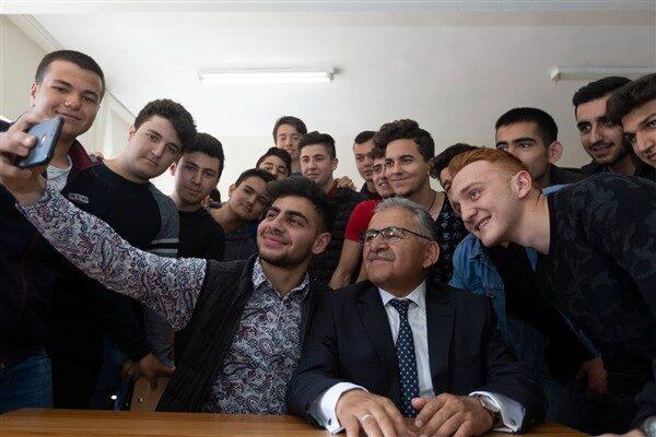 Başkan Büyükkılıç, sınav sonuçlarının hayırlı olması temennisinde bulunarak, “Gençlerimizin heyecanla