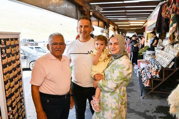 Vatandaşlarla buluşan Başkan Büyükkılıç, hem bölge esnafıyla sohbet etti hem