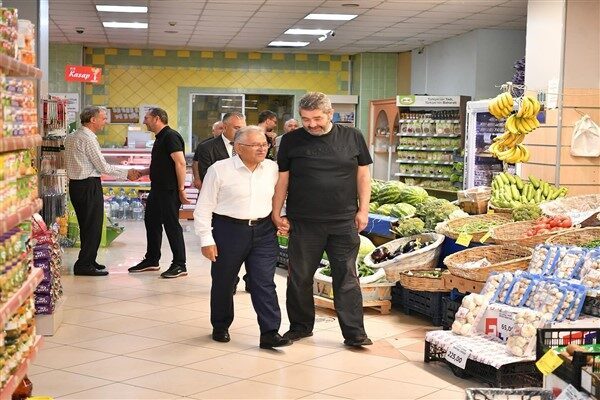 Başkan Büyükkılıç, Talas ilçesi Mevlana Mahallesi’nde esnafları ziyaret etti. Esnaflara