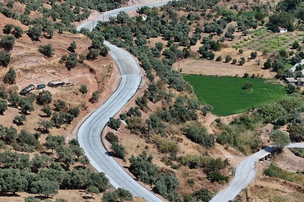 Aydın Büyükşehir Belediyesi tarafından Sultanhisar ilçesinde yürütülen yol yapım ve