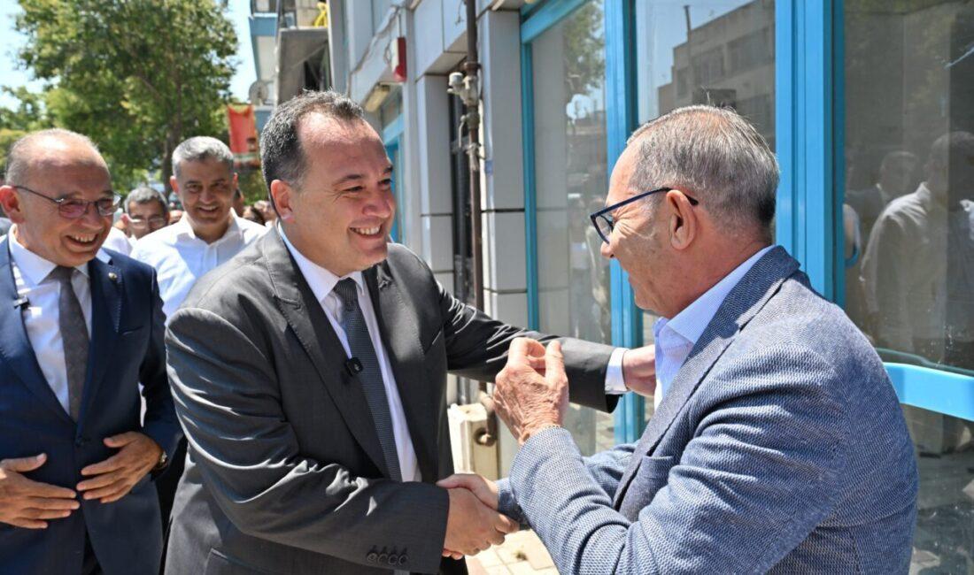 İlk olarak Turgutlu Belediye Başkanı Çetin Akın’ı makamında ziyaret eden
