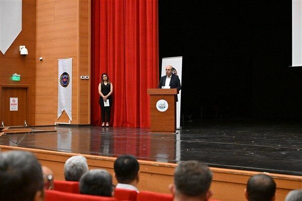 Neşet Ertaş Kültür Sanat Merkezi’nde gerçekleştirilen programın açılışında bir konuşma
