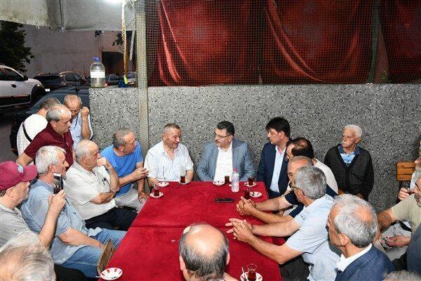 Ziyaret sırasında vatandaşlarla sohbet eden Büyükşehir Belediye Başkanı Ahmet Metin
