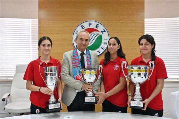 Kepez Belediye Başkanı Kocagöz, hentbol yıldızlarını ağırladı. Kepez Belediyespor Kulübü’nün
