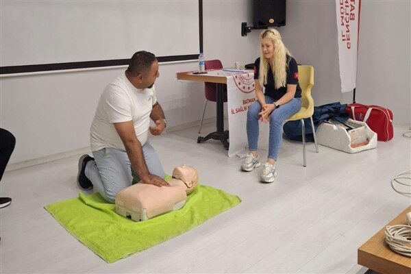 Eğitimin ardından yapılan yazılı ve uygulamalı sınavlarda başarı gösteren 40
