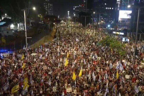 Cumartesi günü Tel Aviv'deki Rehineler Meydanı'nda yaklaşık 2.000 kişiye konuşan
