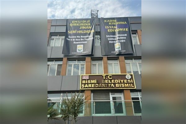 Kadın ve Aile Politikaları Müdürlüğü tarafından hazırlanan pankartlarda, “Em li