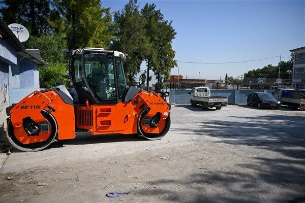 Bornova Belediyesi’nin ilçe genelinde sürdürdüğü yol yapım çalışmaları kapsamında Çamkule