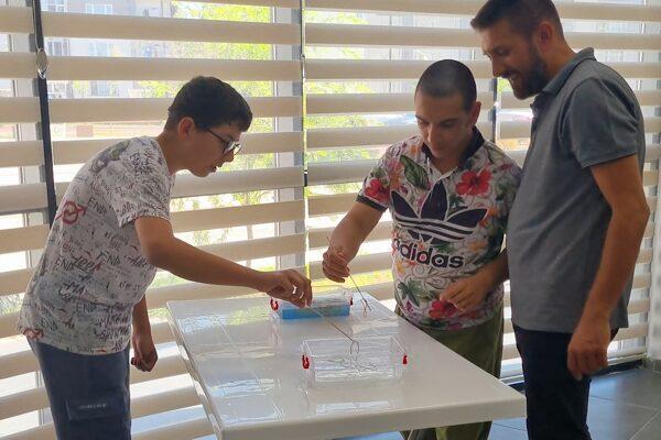Çayırova Belediyesi’nin kurduğu Fatma Çelik Engelliler Merkezi’nde eğitim alan özel